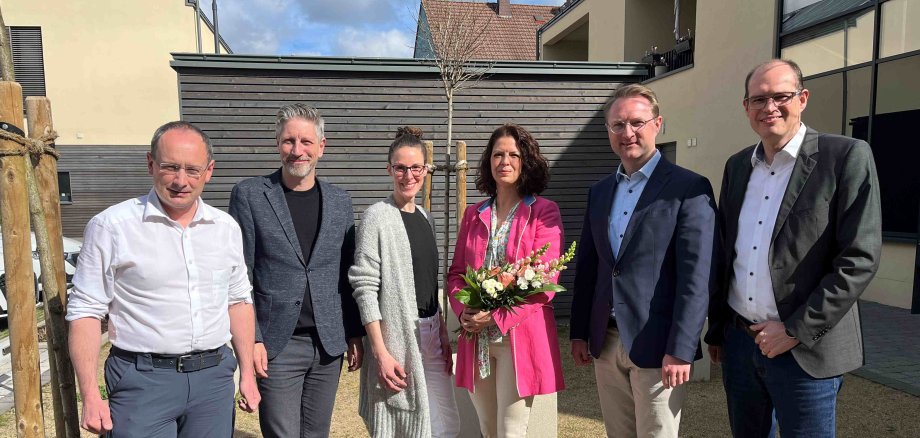 Freuen sich auf eine gute Zusammenarbeit im MVZ Vogelsberg: Erster Kreisbeigeordneter Dr. Jens Mischak (Zweiter von rechts) begrüßt gemeinsam mit Sebastian Stang, Bürgermeister von Grebenhain, Ulf Werner, Geschäftsführer des MVZ, Stephanie Darmstadt, Ärztliche Leiterin des MVZ, und Sascha Spielberger, Bürgermeister von Freiensteinau (von links), die neue Ärztin im MVZ in Grebenhain, Christina Gothe-Leissos (Mitte). 