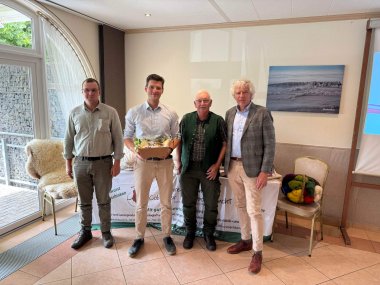 Lorenz Kock (rechts), Leiter des Amtes für Wirtschaft und den ländlichen Raum, und Philipp Seipel (links), vom Teamvorstand des Schafhalterverein Vogelsberg, begrüßten gemeinsam Reinhard Heintz (zweiter von rechts), Vorsitzender des Hessischen Verbands für Schafzucht und -haltung, und einen der Referenten Felix Rössing vom Kuratorium für Technik und Bauwesen in der Landwirtschaft in Darmstadt.