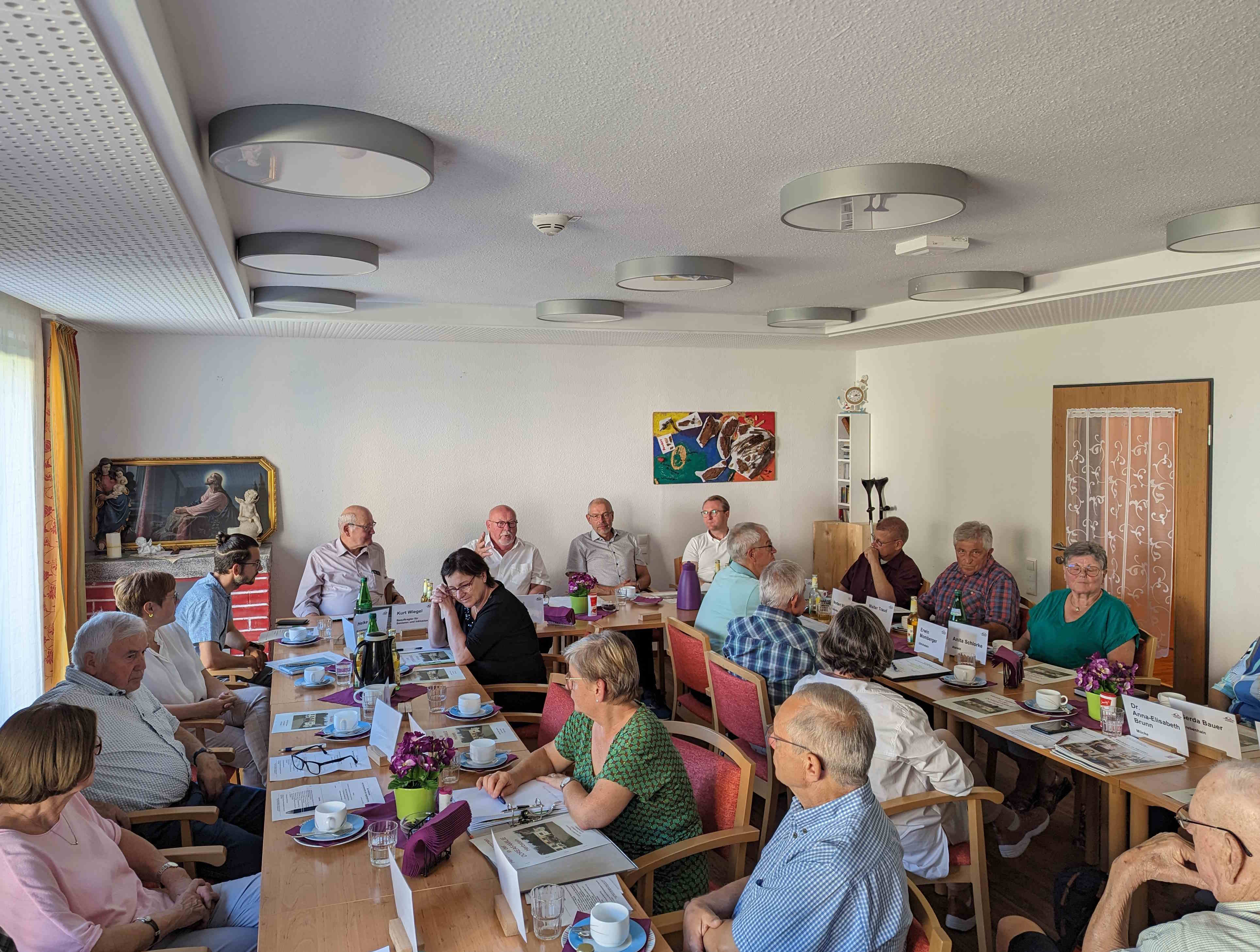 Michael Duschka (hinten, Zweiter von links), Vorsitzender des Kreis-Seniorenbeirats, begrüßte neben dem Ersten Kreisbeigeordneten Dr. Jens Mischak (hinten, von rechts), Herbsteins Bürgermeister Bernhard Ziegler, den Beauftragten für Senioren und Inklusion Kurt Wiegel sowie die Kreisausschuss- und Kreistagsmitglieder sowie Vertreter der Bewohnervertretung. 