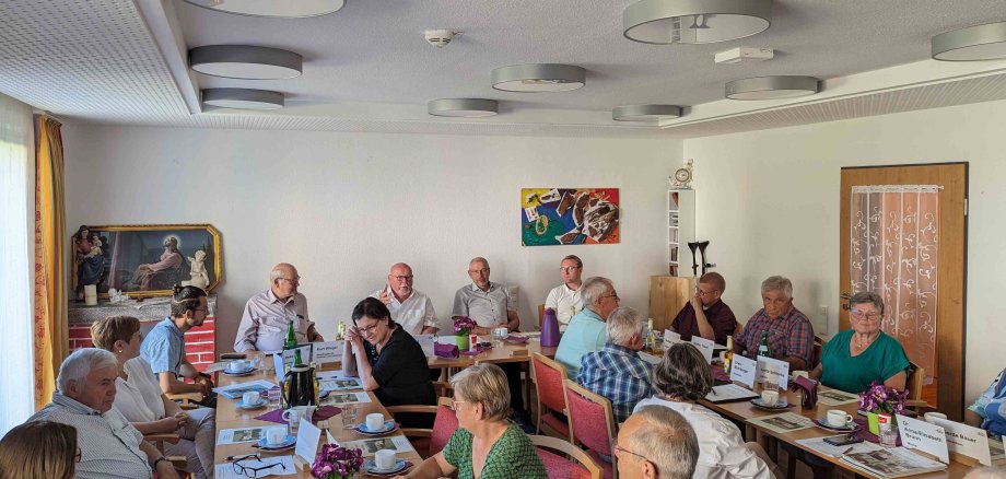 Michael Duschka (hinten, Zweiter von links), Vorsitzender des Kreis-Seniorenbeirats, begrüßte neben dem Ersten Kreisbeigeordneten Dr. Jens Mischak (hinten, von rechts), Herbsteins Bürgermeister Bernhard Ziegler, den Beauftragten für Senioren und Inklusion Kurt Wiegel sowie die Kreisausschuss- und Kreistagsmitglieder sowie Vertreter der Bewohnervertretung. 