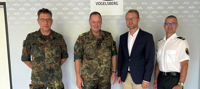 Landrat Dr. Mischak (Zweiter von rechts), begrüßt gemeinsam mit Kreisbrandinspektor Marcell Büttner (rechts), Leiter des Amts für Gefahrenabwehr, sowie Oberstleutnant der Reserve Dr. Stefan Serguhn (links), Leiter des Kreisverbindungskommandos Vogelsbergkreis, Brigadegeneral Holger Radmann, Kommandeur des Landeskommandos Hessen, in der Lauterbacher Kreisverwaltung.