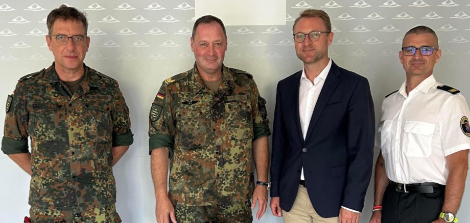 Landrat Dr. Mischak (Zweiter von rechts), begrüßt gemeinsam mit Kreisbrandinspektor Marcell Büttner (rechts), Leiter des Amts für Gefahrenabwehr, sowie Oberstleutnant der Reserve Dr. Stefan Serguhn (links), Leiter des Kreisverbindungskommandos Vogelsbergkreis, Brigadegeneral Holger Radmann, Kommandeur des Landeskommandos Hessen, in der Lauterbacher Kreisverwaltung.
