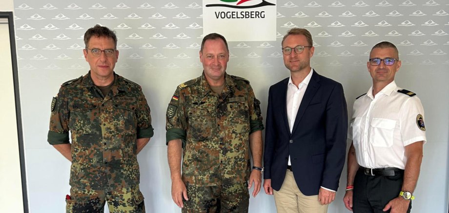 Landrat Dr. Mischak (Zweiter von rechts), begrüßt gemeinsam mit Kreisbrandinspektor Marcell Büttner (rechts), Leiter des Amts für Gefahrenabwehr, sowie Oberstleutnant der Reserve Dr. Stefan Serguhn (links), Leiter des Kreisverbindungskommandos Vogelsbergkreis, Brigadegeneral Holger Radmann, Kommandeur des Landeskommandos Hessen, in der Lauterbacher Kreisverwaltung.