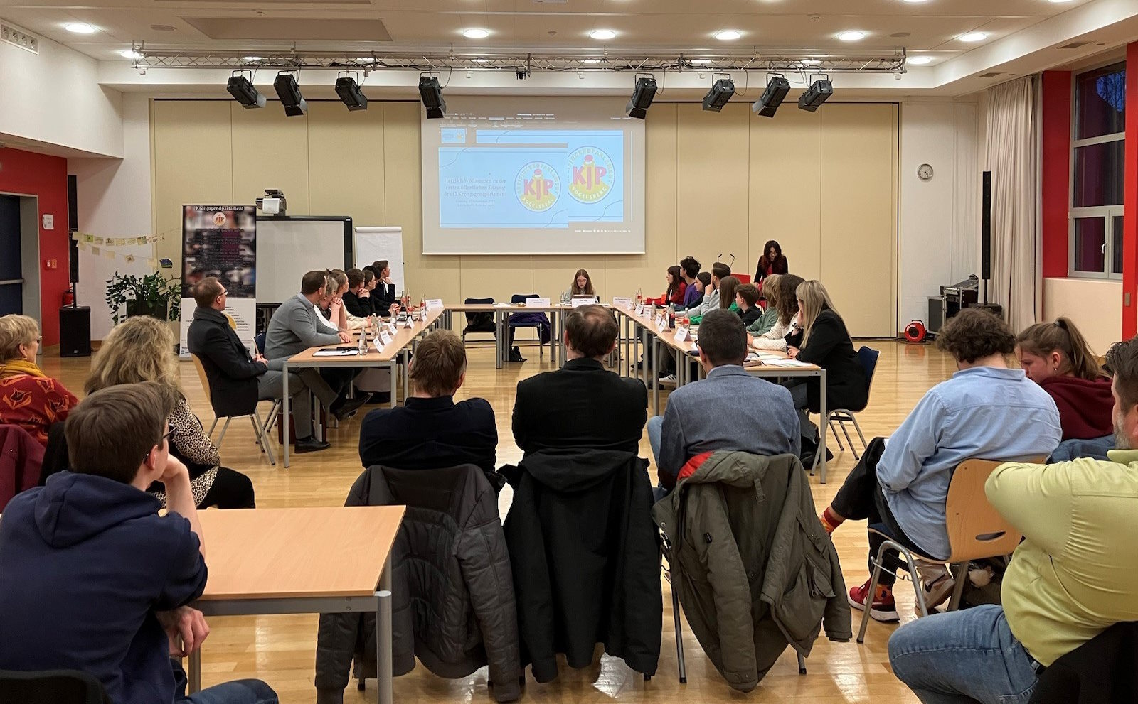 Vogelsberger Politiker, Abgeordnete der Stadtjugendparlamente aus Alsfeld und Lauterbach und weitere Interessierte verfolgten die erste öffentliche Sitzung des 15. Kreisjugendparlaments in der Aula des Alexander-von-Humboldt-Gymnasiums in Lauterbach.