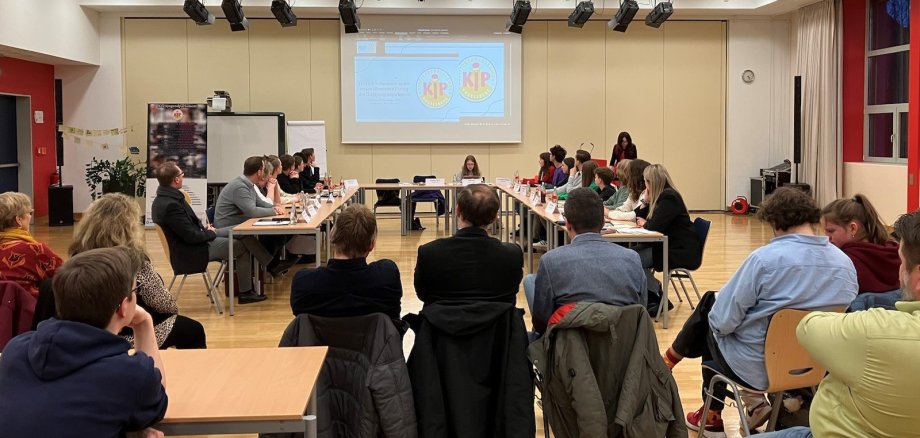 Vogelsberger Politiker, Abgeordnete der Stadtjugendparlamente aus Alsfeld und Lauterbach und weitere Interessierte verfolgten die erste öffentliche Sitzung des 15. Kreisjugendparlaments in der Aula des Alexander-von-Humboldt-Gymnasiums in Lauterbach.