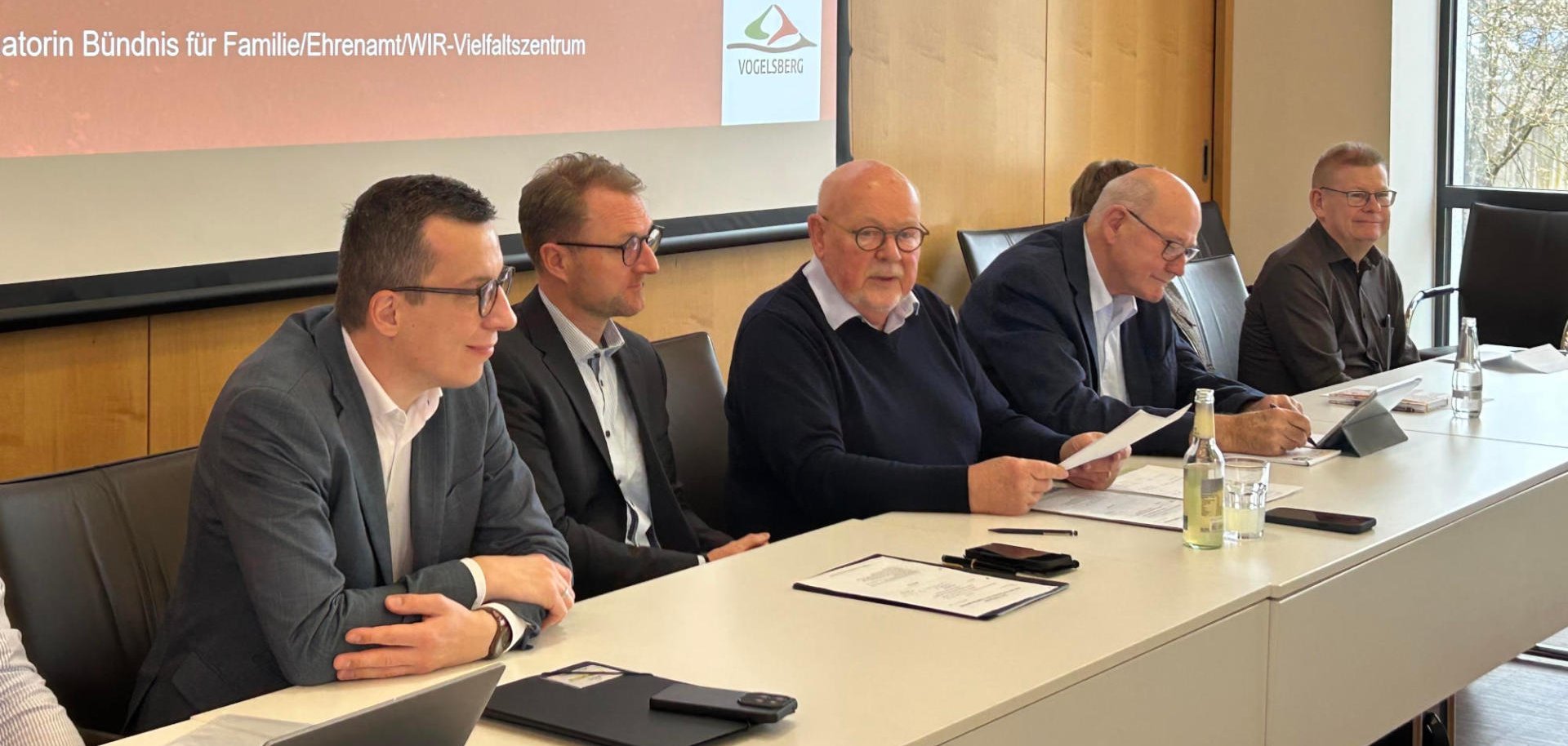 Ernste Worte zum Jahresabschluss: Landrat Dr. Jens Mischak (zweiter von links) und Erster Kreisbeigeordneter Patrick Krug (links) sprechen im Seniorenbeirat unter der Leitung von Michael Duschka (Mitte) über die finanziellen Herausforderungen, die der Vogelsbergkreis zu bewerkstelligen hat. Rechts im Foto zu sehen sind Kurt Wiegel, Beauftragter für Senioren und Inklusion, sowie Hans-Jürgen Röhr, kommunaler Behindertenbeauftragter.