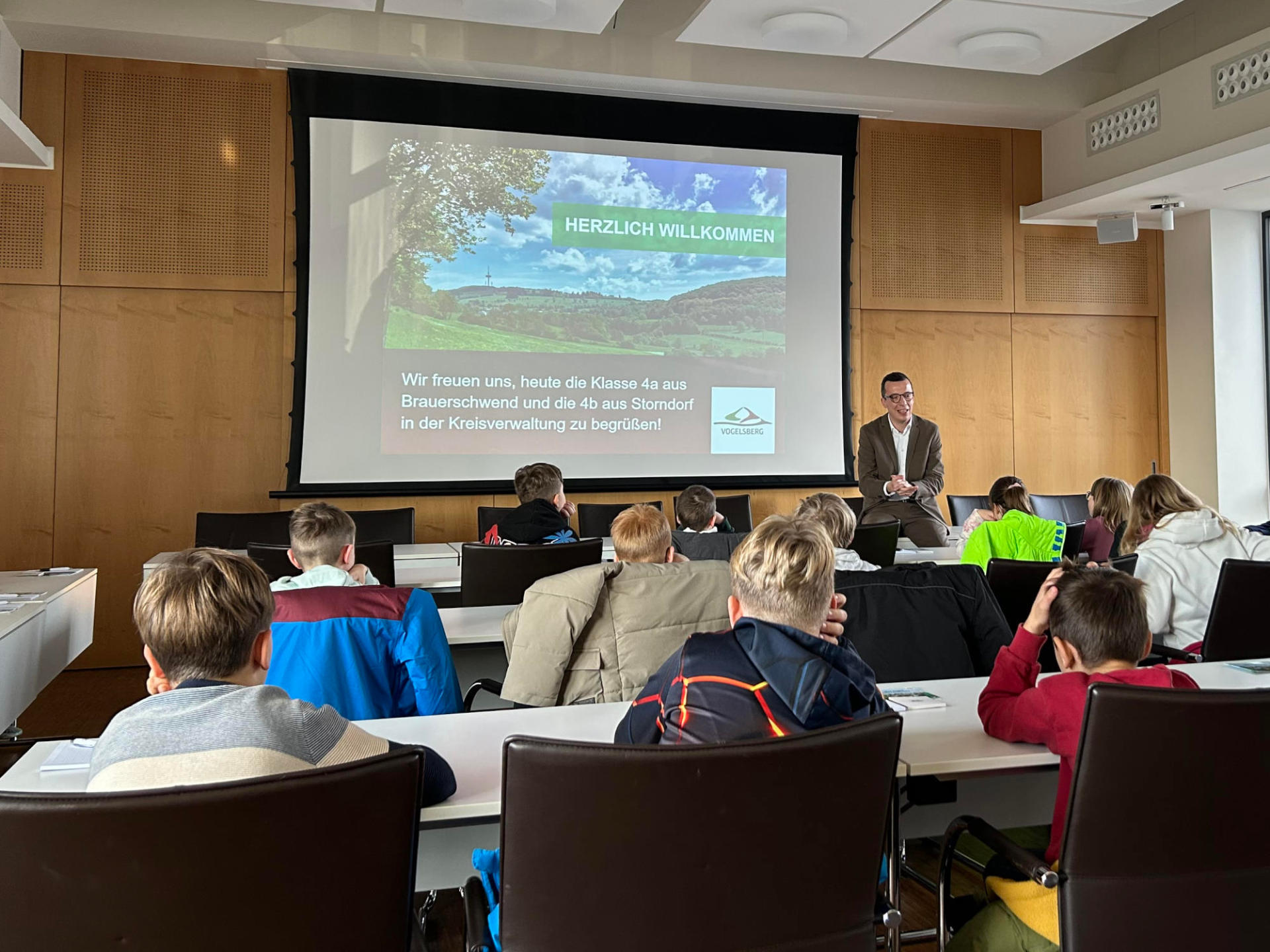 Schule mal anders: Erster Kreisbeigeordneter und Schuldezernent Patrick Krug im Gespräch mit Viertklässlern aus Schwalmtal. Im Sitzungssaal der Kreisverwaltung drehen sich die Fragen um die Aufgaben des Kreises, aber auch um ganz persönliche Dinge.