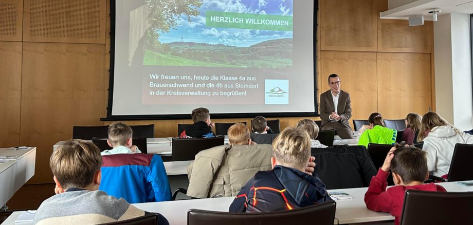 Schule mal anders: Erster Kreisbeigeordneter und Schuldezernent Patrick Krug im Gespräch mit Viertklässlern aus Schwalmtal. Im Sitzungssaal der Kreisverwaltung drehen sich die Fragen um die Aufgaben des Kreises, aber auch um ganz persönliche Dinge.