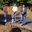 Patrick Krug (Zweiter von links), Erster Kreisbeigeordneter und Kreisstraßendezernent, Marius Schäfer (von links), Sachgebietsleiter Bau bei Hessen Mobil,  Dietmar Krist, Bürgermeister von Antrifttal, Stefan Günther vom Vogelsbergkreis und Dirk Wind, Baufirma Rohde aus Korbach gemeinsam beim symbolischen Spatenstich an der K63 bei Bernsburg.