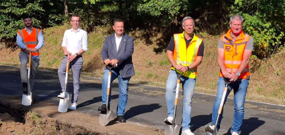 Patrick Krug (Zweiter von links), Erster Kreisbeigeordneter und Kreisstraßendezernent, Marius Schäfer (von links), Sachgebietsleiter Bau bei Hessen Mobil,  Dietmar Krist, Bürgermeister von Antrifttal, Stefan Günther vom Vogelsbergkreis und Dirk Wind, Baufirma Rohde aus Korbach gemeinsam beim symbolischen Spatenstich an der K63 bei Bernsburg.