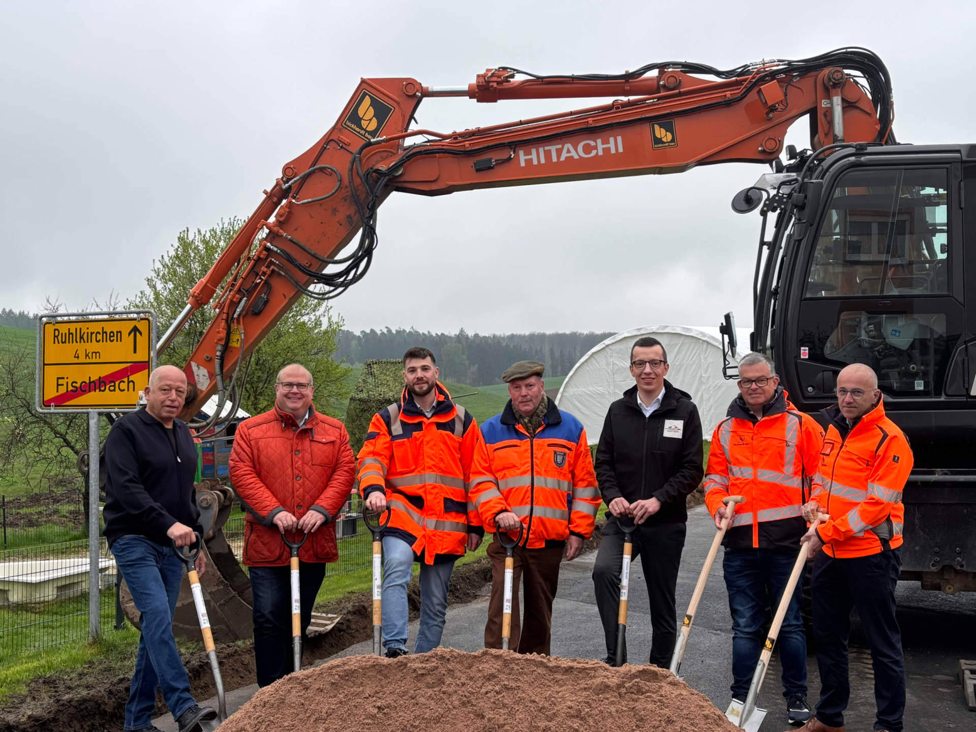 Beim Spatenstich in Fischbach (von links): Walter Glücker (Ortsvorsteher Fischbach), Stephan Paule (Bürgermeister Alsfeld), Marius Schäfer (Hessen Mobil), Matthias Anke (Hessen Mobil),  Patrick Krug (Erster Kreisbeigeordneter Vogelsbergkreis), Michael Schmidt (Bickhardt Bau), Sven Böhme (Bickhardt Bau).