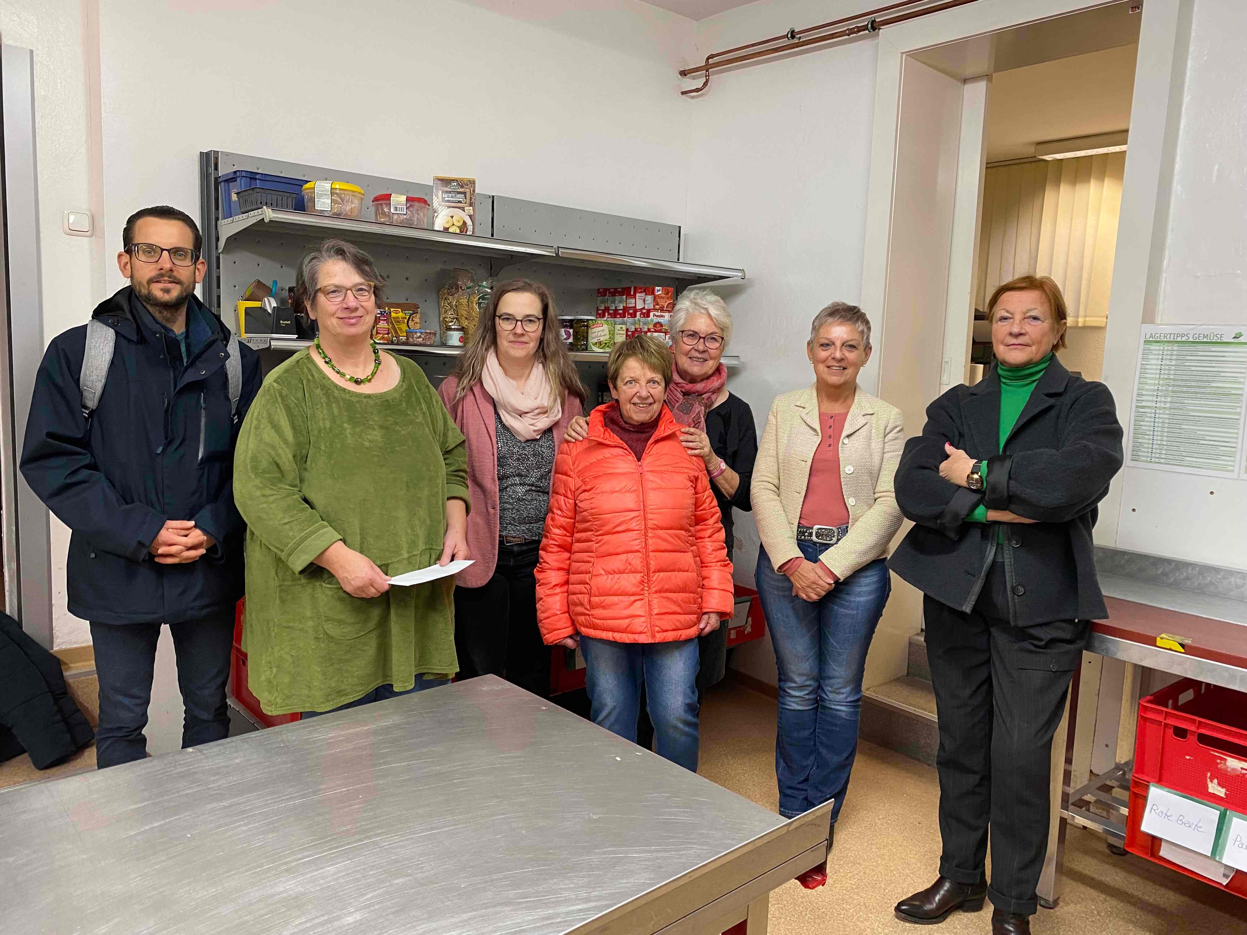 Das Foto zeigt (von links): Simon Päbler, Leiter der Stabsstelle Ehrenamt beim Vogelsbergkreis, Silvia Bergmann, Mitglied im AWO-Kreisvorstand, Sandra Obenhack, Familienbündnis des Vogelsbergkreises, Waltraud Ertl, VdK-Ortsverband Lauterbach, Ursula Dietrich, Zweite Vorsitzende der Lauterbacher Tafel, Heidrun Brilka, Vorsitzende der Lauterbacher Tafel, und Elisabeth Hillebrand, Beauftragte für Integration und Gleichstellung des Vogelsbergkreises. 