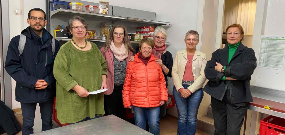 Das Foto zeigt (von links): Simon Päbler, Leiter der Stabsstelle Ehrenamt beim Vogelsbergkreis, Silvia Bergmann, Mitglied im AWO-Kreisvorstand, Sandra Obenhack, Familienbündnis des Vogelsbergkreises, Waltraud Ertl, VdK-Ortsverband Lauterbach, Ursula Dietrich, Zweite Vorsitzende der Lauterbacher Tafel, Heidrun Brilka, Vorsitzende der Lauterbacher Tafel, und Elisabeth Hillebrand, Beauftragte für Integration und Gleichstellung des Vogelsbergkreises. 