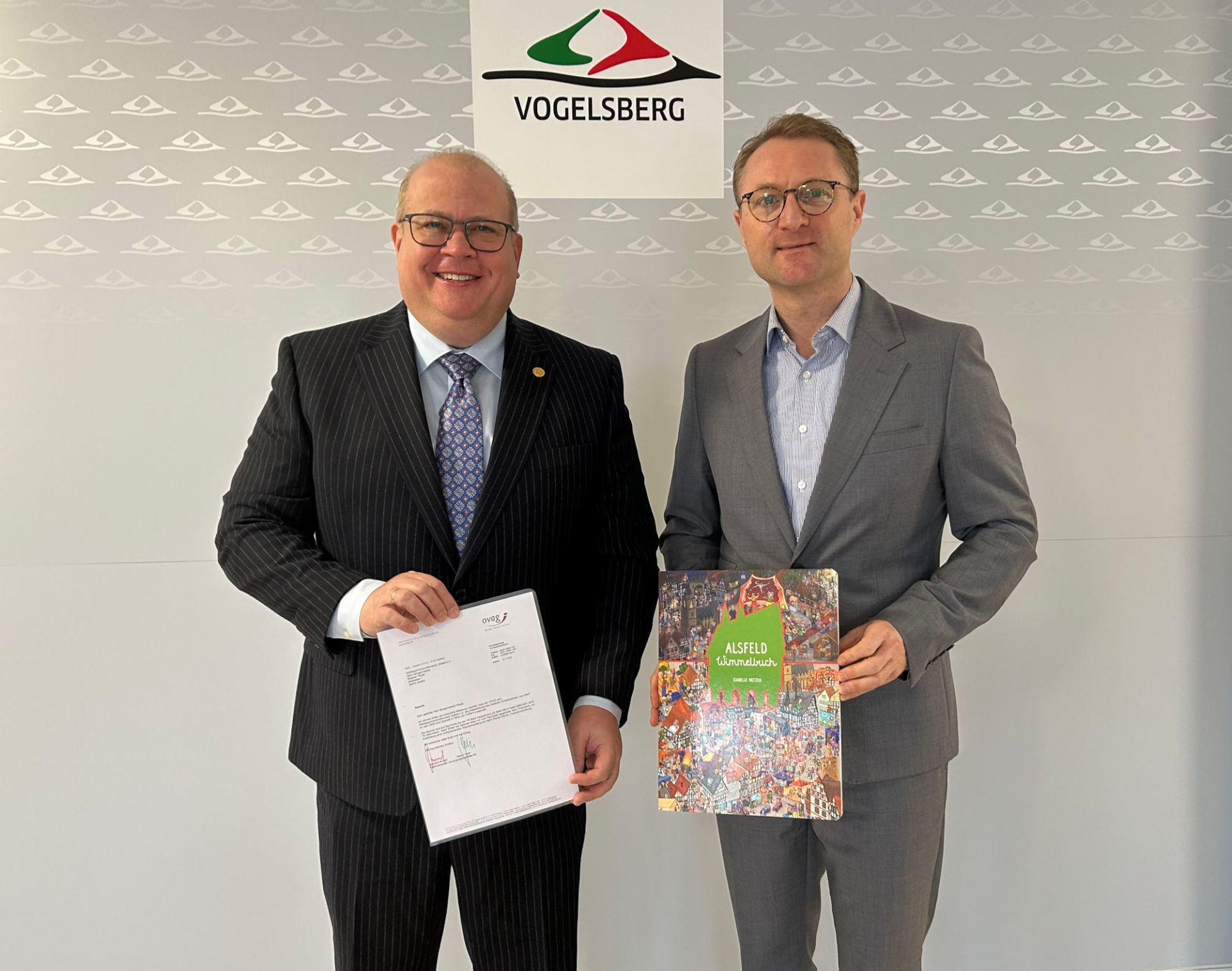 Eine Ovag-Spende in Höhe von 3000 Euro übergibt Landrat Dr. Jens Mischak dem Alsfelder Bürgermeister Stephan Paule.