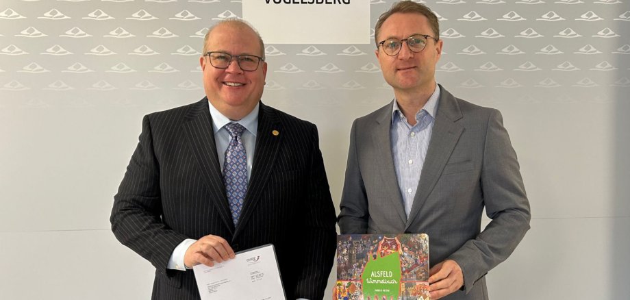 Eine Ovag-Spende in Höhe von 3000 Euro übergibt Landrat Dr. Jens Mischak dem Alsfelder Bürgermeister Stephan Paule.