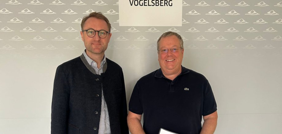 Die OVAG unterstützt die geplanten Renovierungsarbeiten am alten Spritzenhaus in Helpershain mit 2000 Euro. Den entsprechenden Bescheid nimmt Tobias Knobeloch, 2. Vorsitzender des Turnvereins Helpershain, im Kreishaus aus den Händen von Landrat Dr. Jens Mischak entgegen.