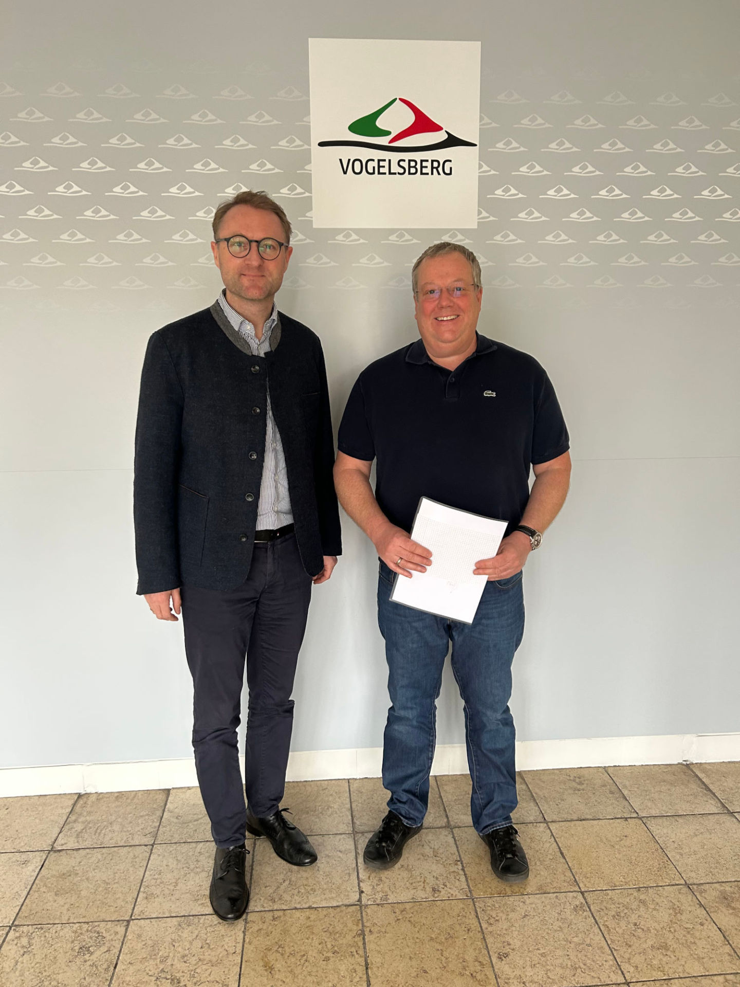 Die OVAG unterstützt die geplanten Renovierungsarbeiten am alten Spritzenhaus in Helpershain mit 2000 Euro. Den entsprechenden Bescheid nimmt Tobias Knobeloch, 2. Vorsitzender des Turnvereins Helpershain, im Kreishaus aus den Händen von Landrat Dr. Jens Mischak entgegen.