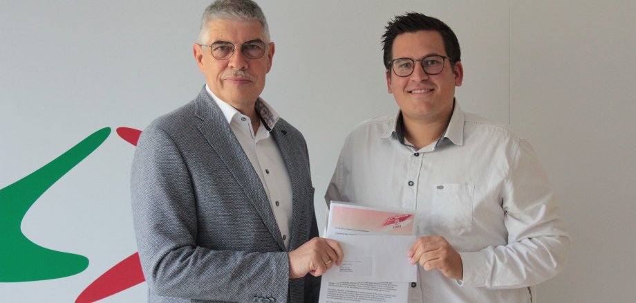 Der Neubau der Schmutzwasser-Sammelgrube ist dank der OVAG gesichert. Marius Kokel, Mitglied im Vorstand des SV Queck, freut sich über eine Spende in Höhe von 2000 Euro, die Landrat Manfred Görig übergibt. 