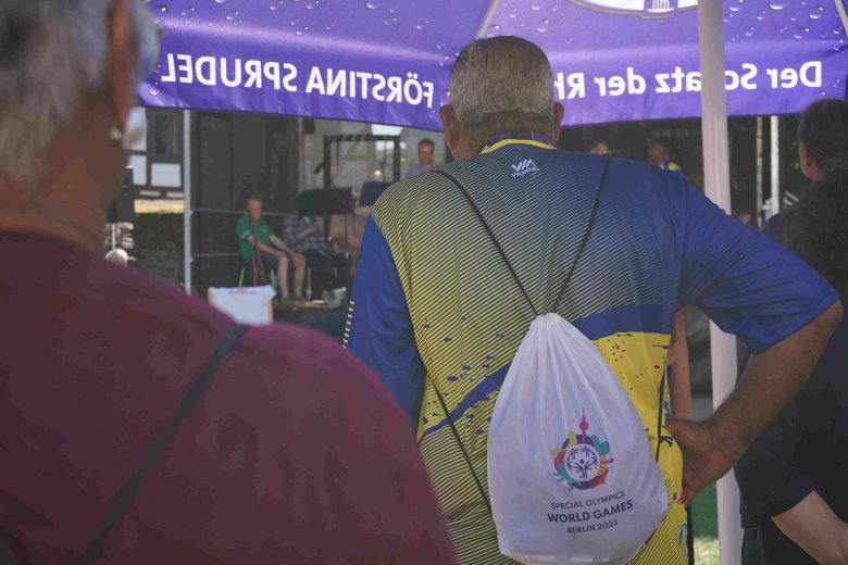 Nahaufnahme einer Tasche: Darauf das Logo und der Schriftzug der Special Olympics World Games 2023 in Berlin.