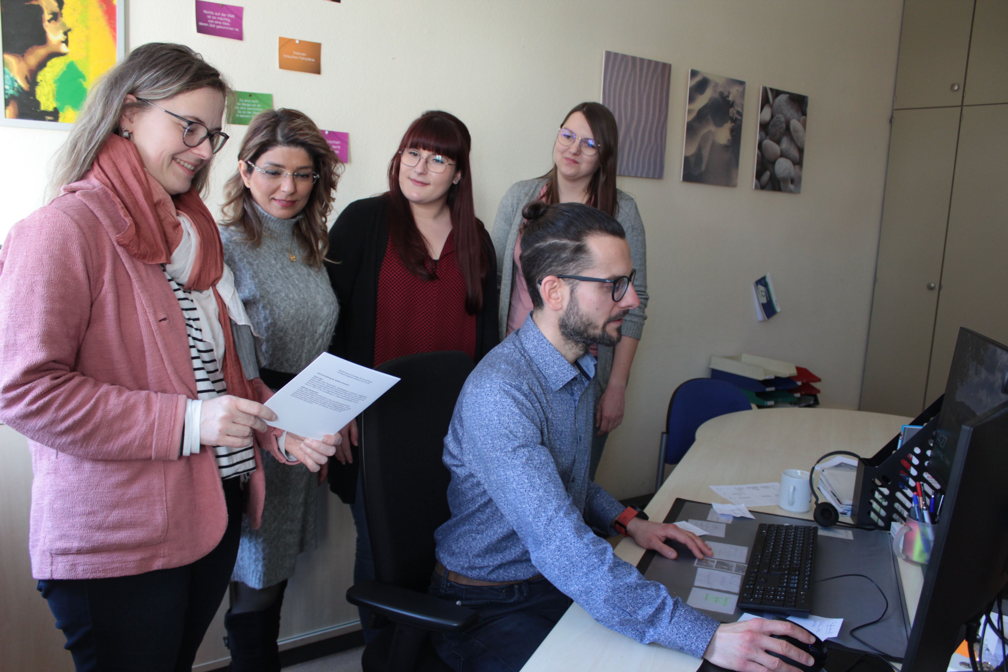 Simon Päbler, der Leiter der neuen Stabsstelle Ehrenamt, mit seinem Team, bestehend aus Sandra Obenhack, Nazila Afshar, Antonia Schäfer und Sonja Hartmann (von links).