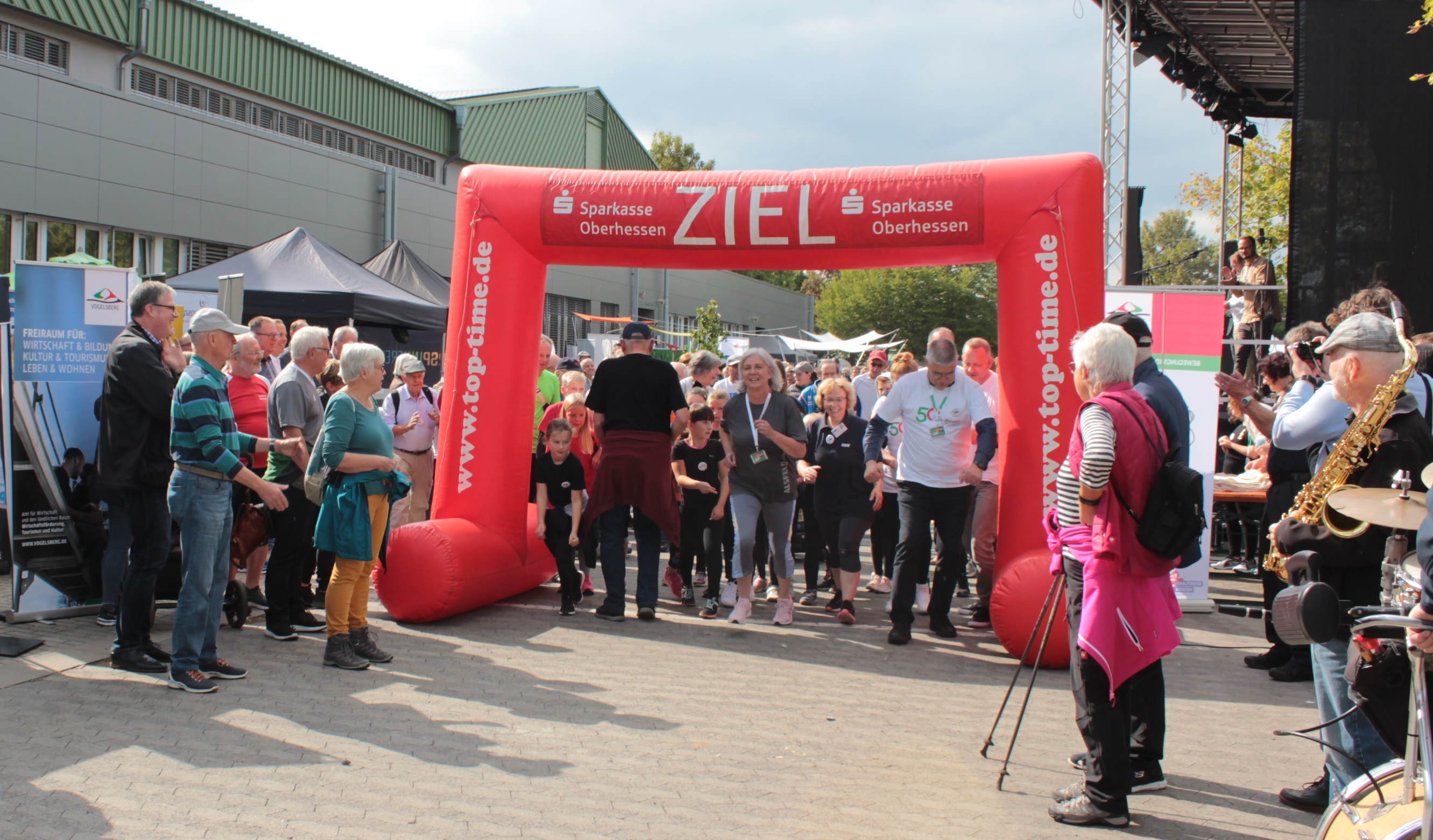 Start des Mehrgenerationenlaufs am Samstag im Rahmen des großen Jubiläumsfestes. 