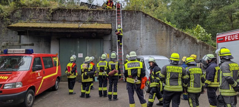 Einsatzkräfte üben das Abseilen an einer alten Bunkeranlage