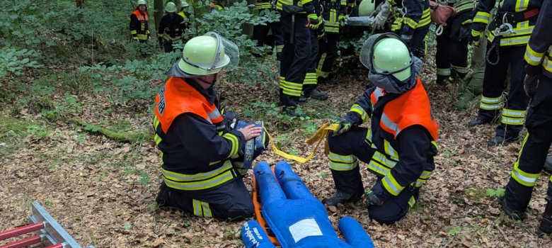 Einsatzkräfte üben die Bergung eines Übungsdummys im Wald
