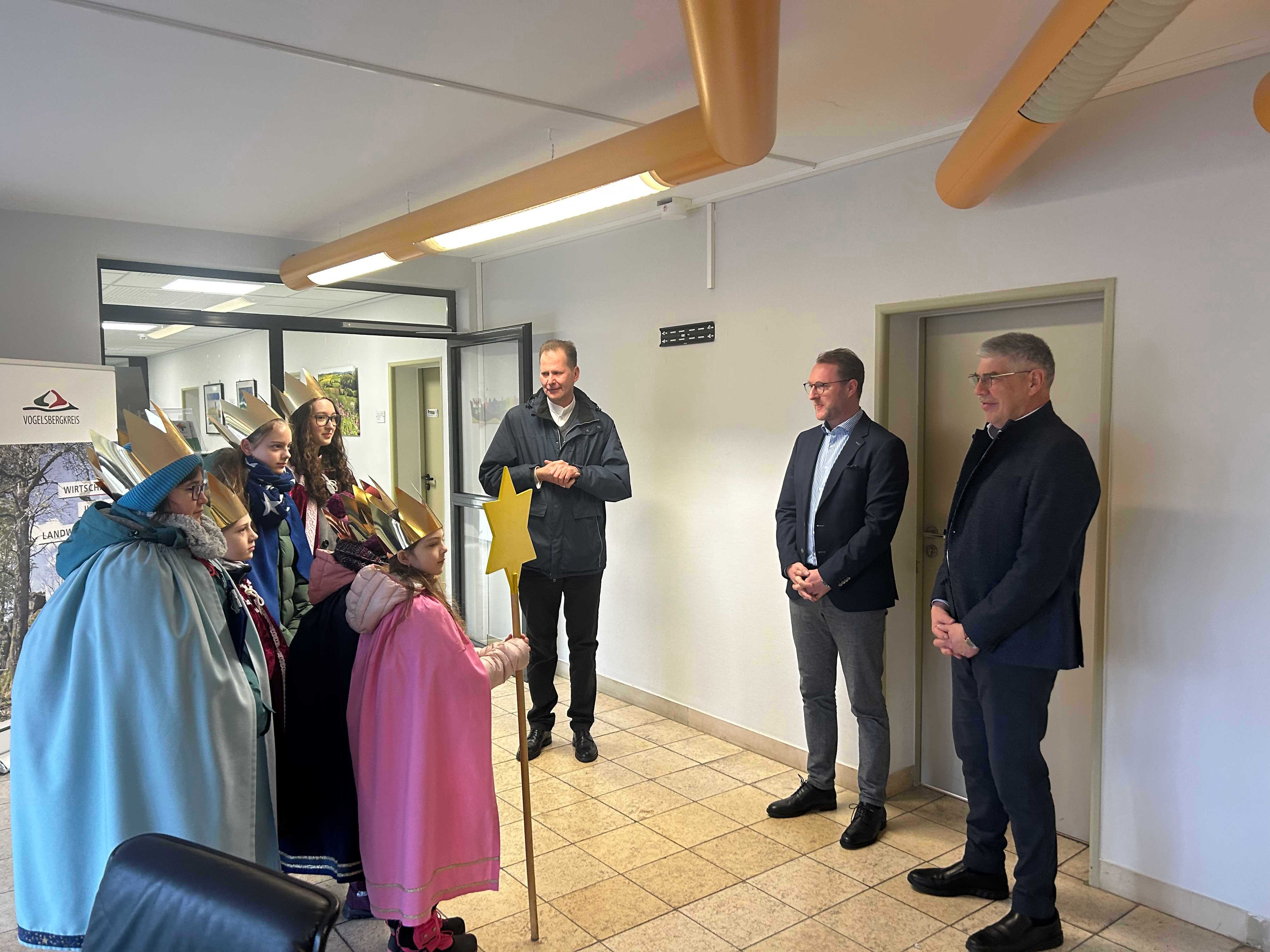 Die Sternsinger singen in der Kreisverwaltung ihr Lied. 