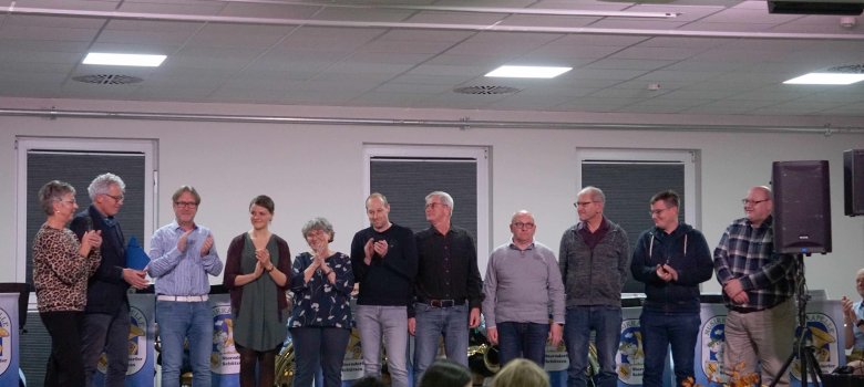Die Storndorfer Steuerungsgruppe rund um Marianne Loll (links), die die Teilnahme am Wettbewerb betreute, gemeinsam mit Lorenz Kock, Leiter des Amtes für Wirtschaft und den ländlichen Raum des Vogelsbergkreises. - Link öffnet seitenüberlagerndes Dialog-Fenster