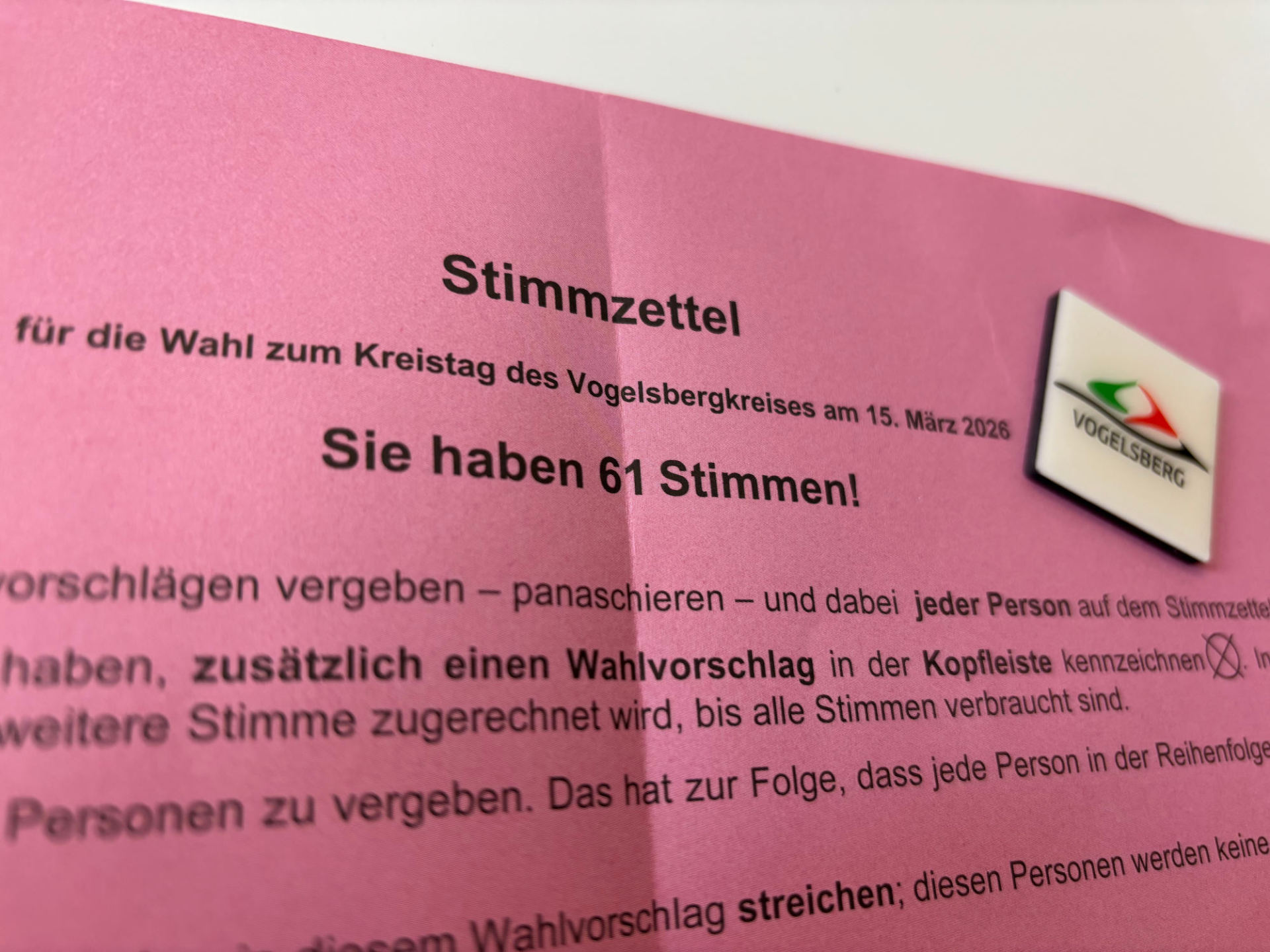 Nahaufnahme der Erläuterungen auf einem Stimmzettel zur Kreistagswahl 2025