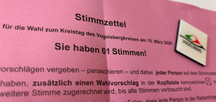 Nahaufnahme der Erläuterungen auf einem Stimmzettel zur Kreistagswahl 2025
