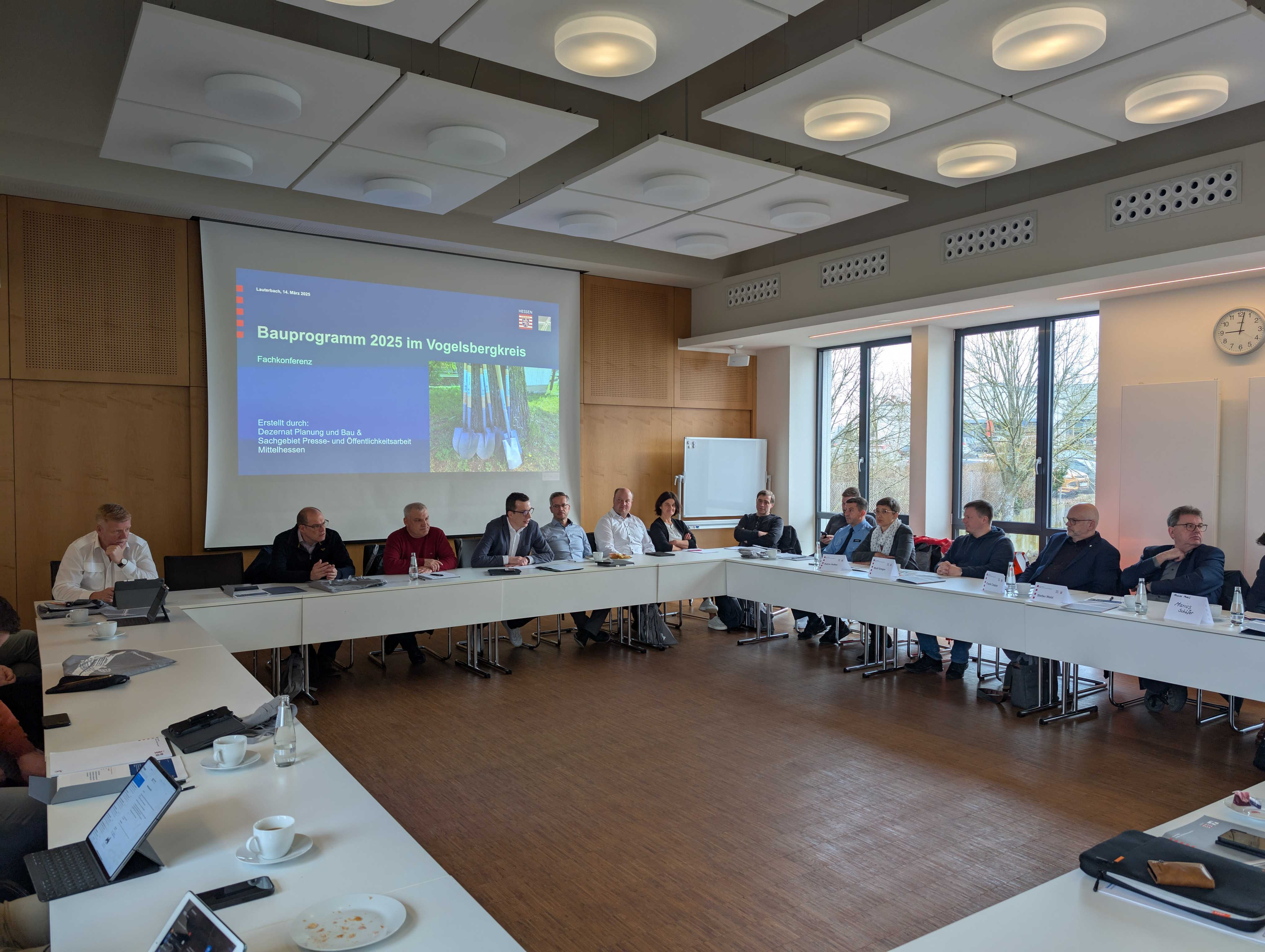 Fachkonferenz Straßenbau 2025 in der Kreisverwaltung: Erster Kreisbeigeordneter und Kreisstraßendezernent Patrick Krug begrüßt die teilnehmenden Vertreterinnen und Vertreter. 