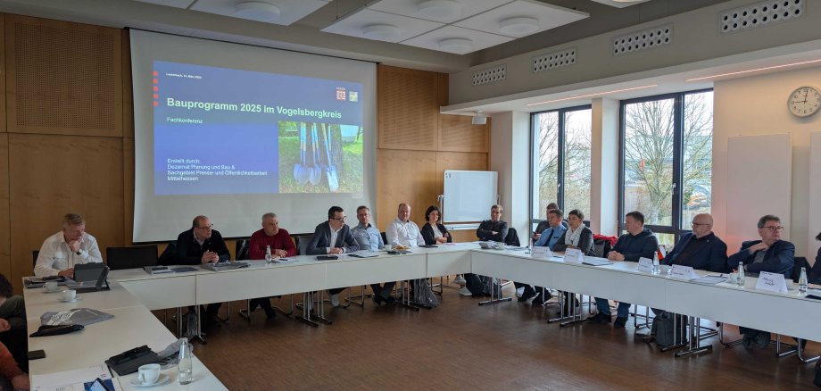 Fachkonferenz Straßenbau 2025 in der Kreisverwaltung: Erster Kreisbeigeordneter und Kreisstraßendezernent Patrick Krug begrüßt die teilnehmenden Vertreterinnen und Vertreter. 