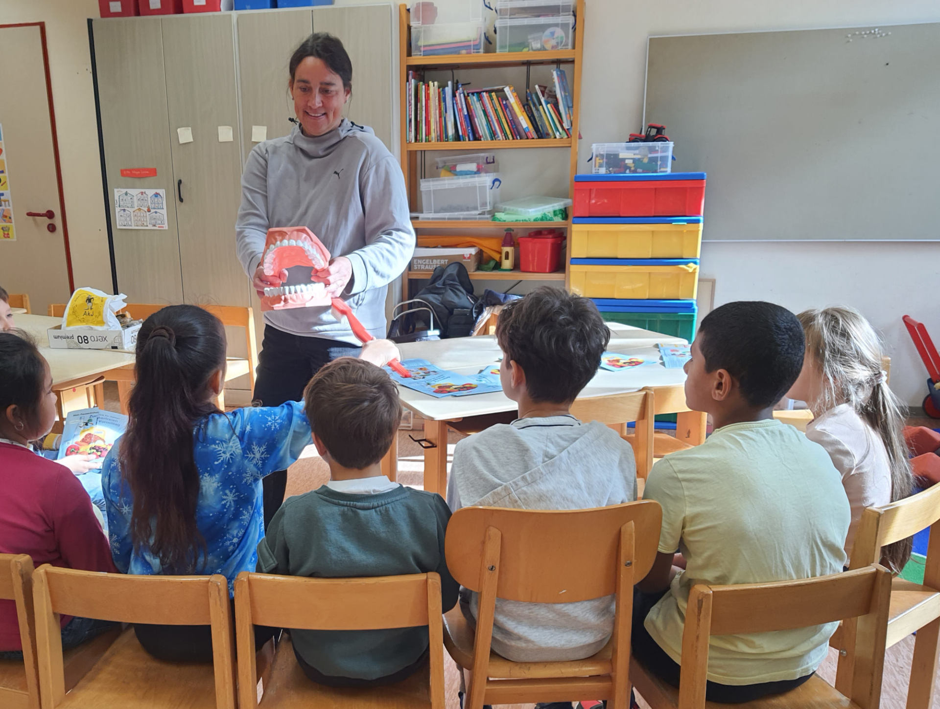 Dr. Sonja Schmidt-Schäfer vom Kinder- und Jugendzahnärztlichen Dienst des Vogelsberger Gesundheitsamts an der Grundschule Schotten: Gemeinsam mit den Grundschul-Kindern besprach sie zum Tag der Zahngesundheit die wichtigen Grundlagen für gesunde Zähne.