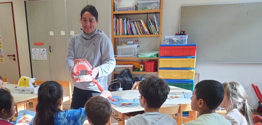 Dr. Sonja Schmidt-Schäfer vom Kinder- und Jugendzahnärztlichen Dienst des Vogelsberger Gesundheitsamts an der Grundschule Schotten: Gemeinsam mit den Grundschul-Kindern besprach sie zum Tag der Zahngesundheit die wichtigen Grundlagen für gesunde Zähne.