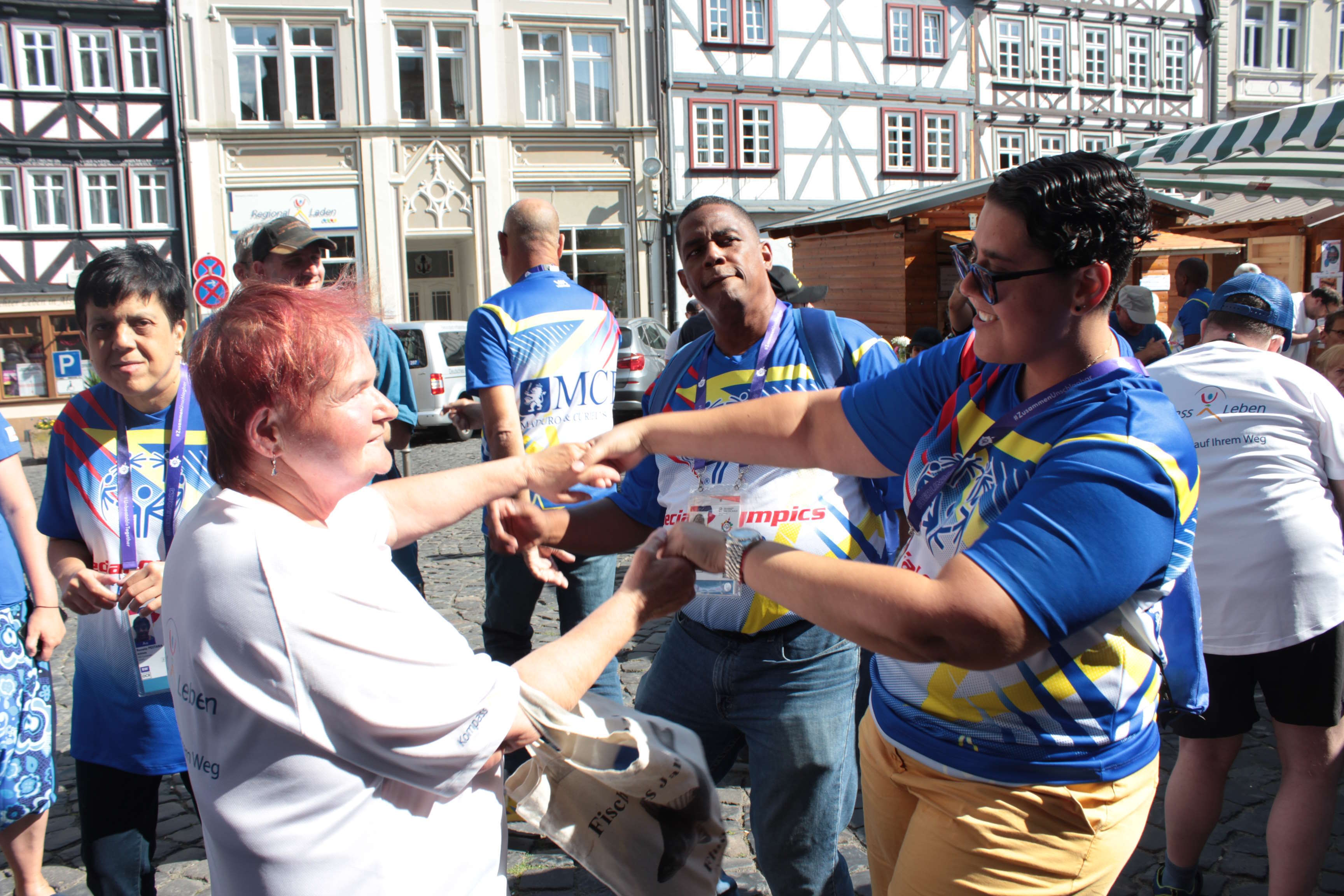 Gelebte Inklusion: Beim großen Begegnungsfest auf dem Alsfelder Marktplatz tanzen alle gemeinsam. 