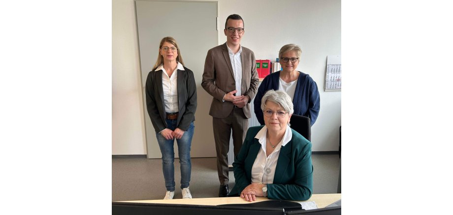 „In unserer Schuldnerberatung kann man sich kostenlos und vertraulich beraten lassen“, sagt Erster Kreisbeigeordneter Patrick Krug. Wer Hilfe benötigt, kann sich an Elke Diehl (vorn), Yvonne Steller (rechts) und Ina Sachs wenden.