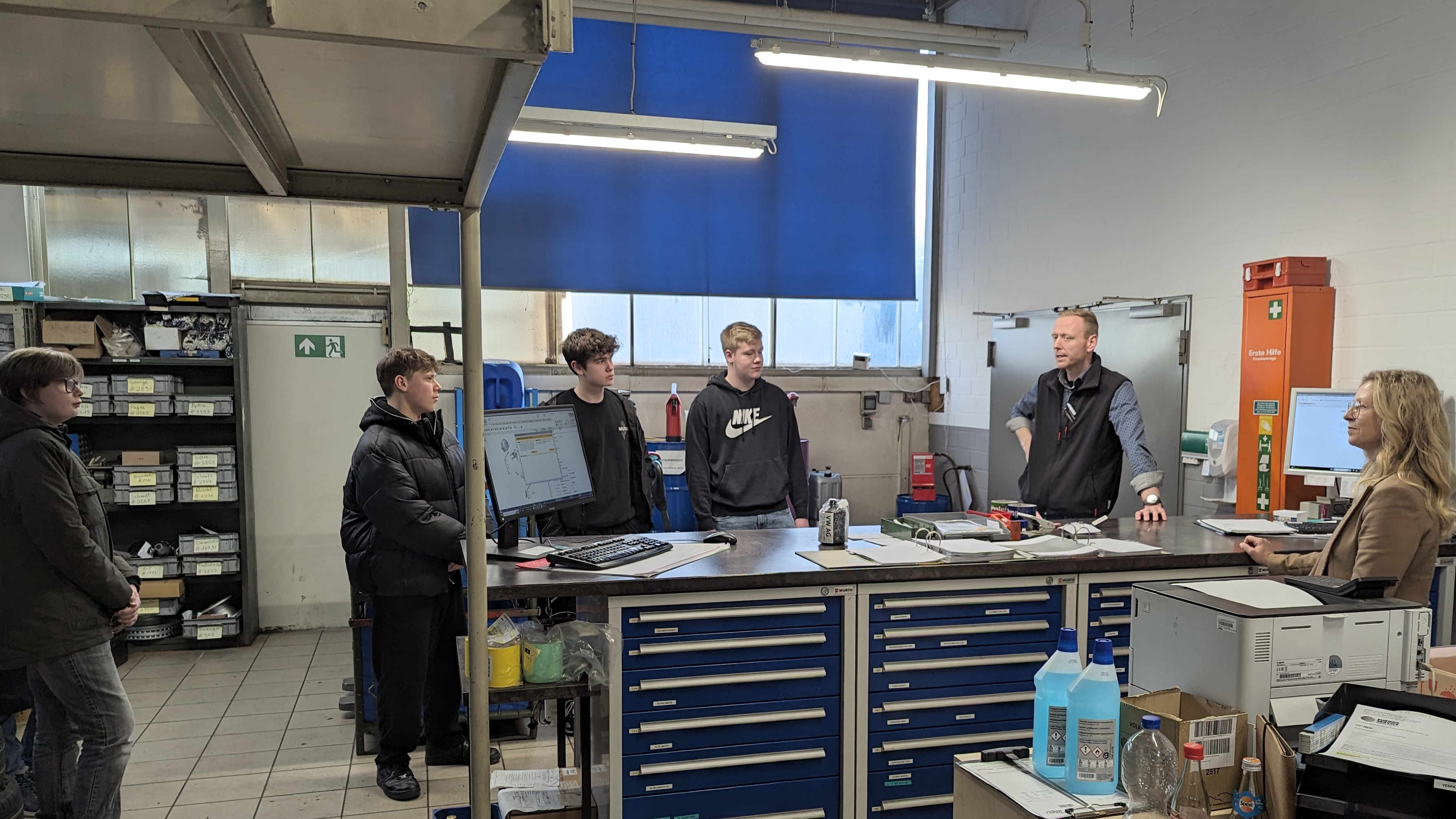 Personalreferentin Katharina Schmitt (von rechts) und Serviceleiter Sebastian Muhl führen Luca, Kevin, Nikita und Kevin durch den Betrieb. Auch im Teiledienst machen sie Station.