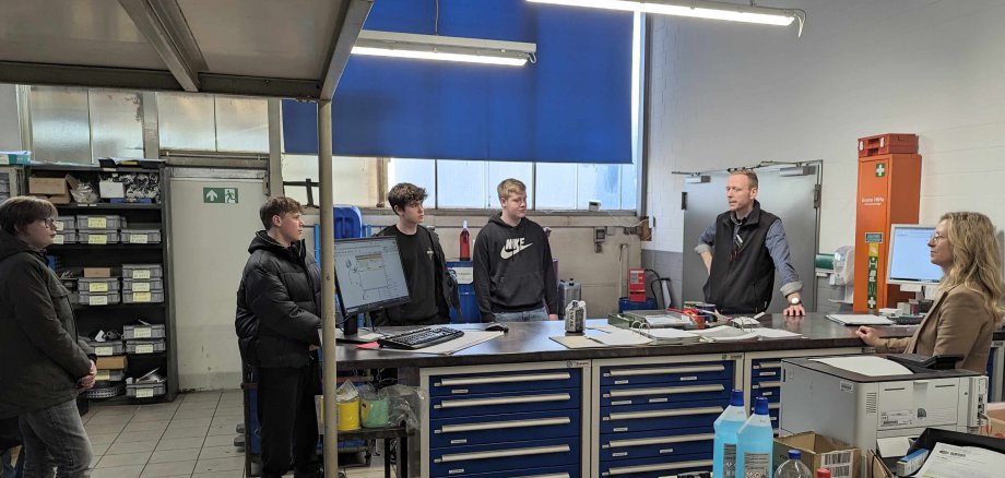 Personalreferentin Katharina Schmitt (von rechts) und Serviceleiter Sebastian Muhl führen Luca, Kevin, Nikita und Kevin durch den Betrieb. Auch im Teiledienst machen sie Station.