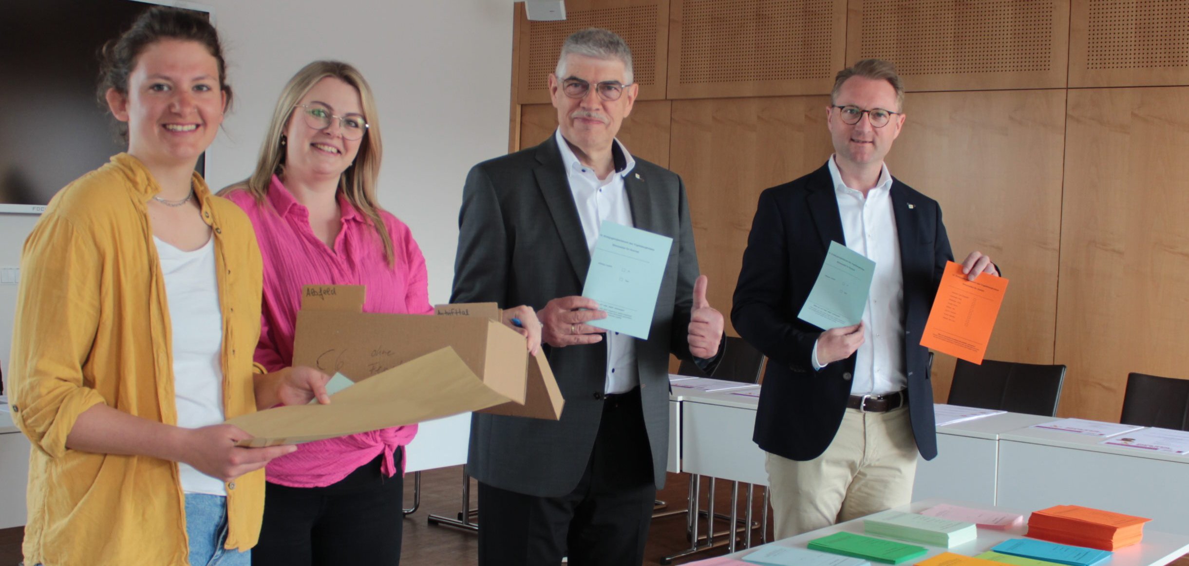 Landrat Manfred Görig gemeinsam mit Dr. Jens Mischak (rechts), Erster Kreisbeigeordneter, Laura Tkotz (von links) und Angelina Kuhl, vom Sachgebiet Jugendarbeit, Jugendbildung, und Demokratieförderung im Jugendamt. bei der Zusammenstellung der Wahlunterlagen im Kreishaus. 