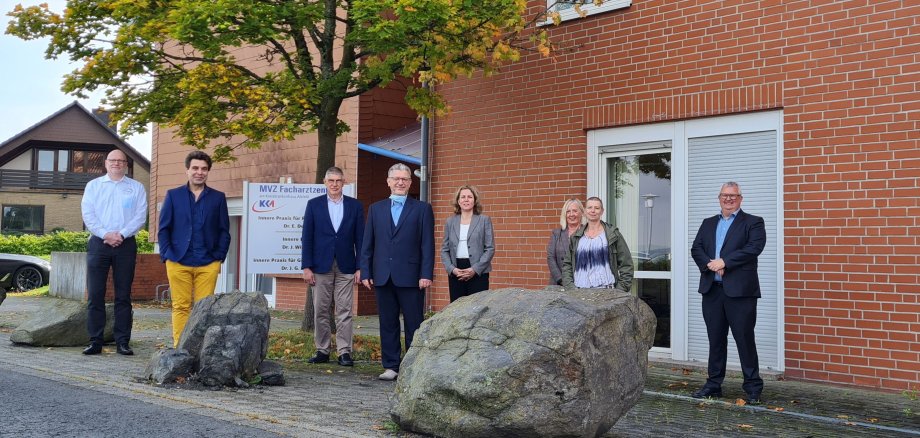 Landrat Manfred Görig, (Dritter von links), gemeinsam mit Dirk Topnik (von links), Geschäftsführer und Personalleiter am KKA, Dr. Jorge Riera-Knorrenschild, Oberarzt Interdisziplinäre ambulante Chemotherapie und Leiter der Palliativstation am Universitätsklinikum Marburg, Dr. Raghdan Baroudi, Ärztliche Leitung, Onkologie, Hämatologie, Palliativmedizin des Asklepios Klinikums Schwalmstadt, Dr. Dagmar Federwisch, Geschäftsführerin des Asklepios Klinikums Schwalmstadt, Christiane Groß, beim Asklepios Klinikum Schwalmstadt verantwortlich für die ambulante Spezialfachärztliche Versorgung, Nadin Nagel, Klinikkoordinatorin am Asklepios Klinikum Schwalmstadt, und Alexander Braschoß, Geschäftsführer am KKA, sind sich einig: Die Kooperation dreier Häuser bietet beste Voraussetzungen für interdisziplinäre und moderne Therapieansätze.