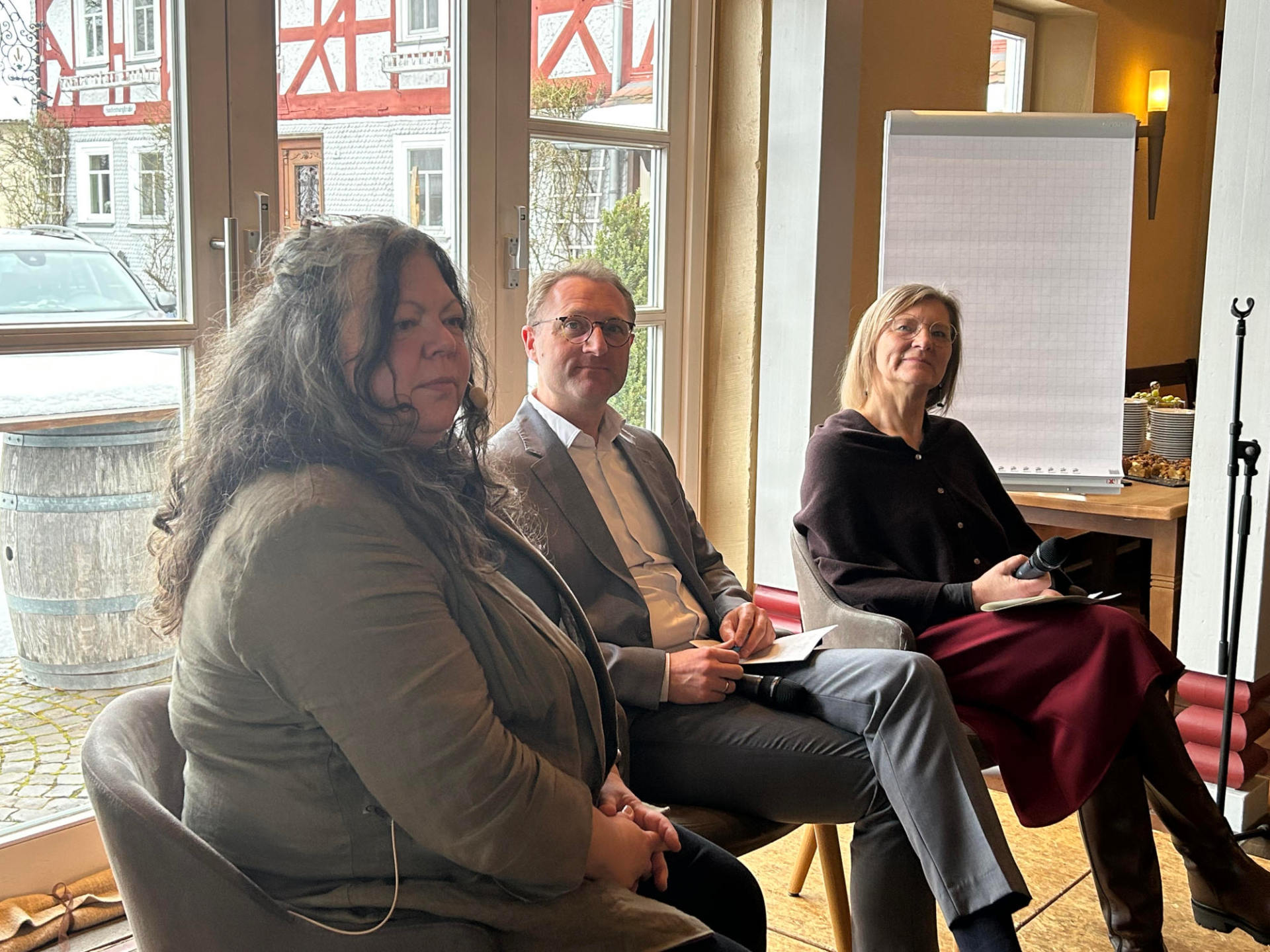 Petra Schwing-Döring diskutiert mit Landrat Dr. Jens Mischak und Landrätin Anita Schneider (von links) über Investitionen in den Tourismus und deren Finanzierung.Petra Schwing-Döring diskutiert mit Landrat Dr. Jens Mischak und Landrätin Anita Schneider (von links) über Investitionen in den Tourismus und deren Finanzierung. Fotos: Sabine Galle-Schäfer/Vogelsbergkreis