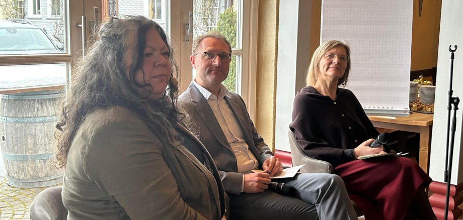 Petra Schwing-Döring diskutiert mit Landrat Dr. Jens Mischak und Landrätin Anita Schneider (von links) über Investitionen in den Tourismus und deren Finanzierung.Petra Schwing-Döring diskutiert mit Landrat Dr. Jens Mischak und Landrätin Anita Schneider (von links) über Investitionen in den Tourismus und deren Finanzierung. Fotos: Sabine Galle-Schäfer/Vogelsbergkreis