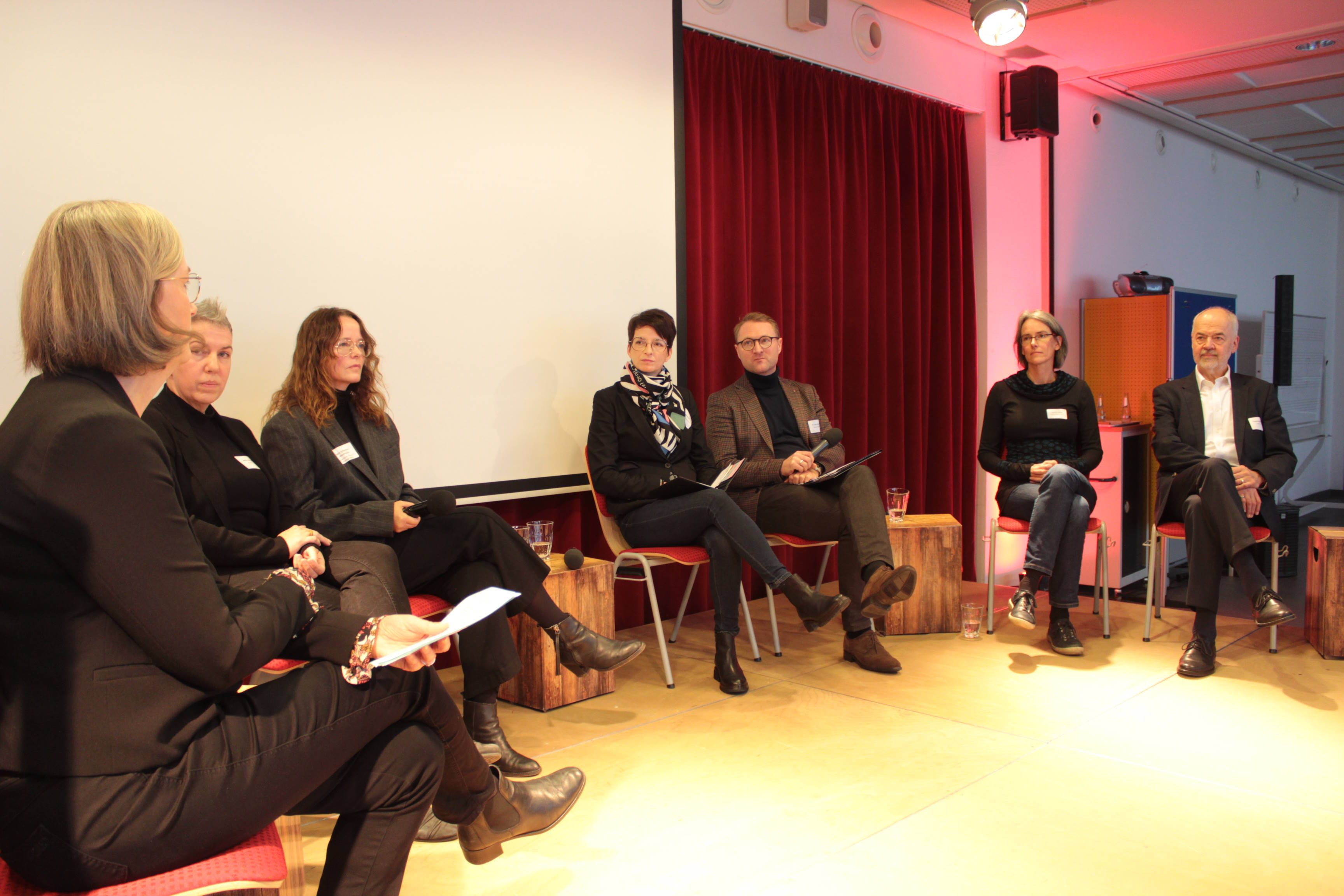 Unter Leitung von Andrea Ortstadt diskutierten die Künstlerin und Fotografin Sandra Jacques, Katja Schmirler-Wortmann, TraVogelsberg, Kulturzentrum Kreuz, die Homberger Bürgermeisterin Simke Ried, Erster Kreisbeigeordneter Dr. Jens Mischak, Harriet Völker, Trafo-Programmreferentin, und Thomas Reumann, Landrat a. D. aus Reutlingen (von links), über das Thema „Gestern – heute – morgen, Kulturarbeit im Vogelsbergkreis“.