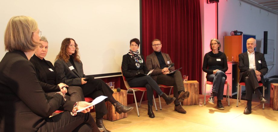 Unter Leitung von Andrea Ortstadt diskutierten die Künstlerin und Fotografin Sandra Jacques, Katja Schmirler-Wortmann, TraVogelsberg, Kulturzentrum Kreuz, die Homberger Bürgermeisterin Simke Ried, Erster Kreisbeigeordneter Dr. Jens Mischak, Harriet Völker, Trafo-Programmreferentin, und Thomas Reumann, Landrat a. D. aus Reutlingen (von links), über das Thema „Gestern – heute – morgen, Kulturarbeit im Vogelsbergkreis“.