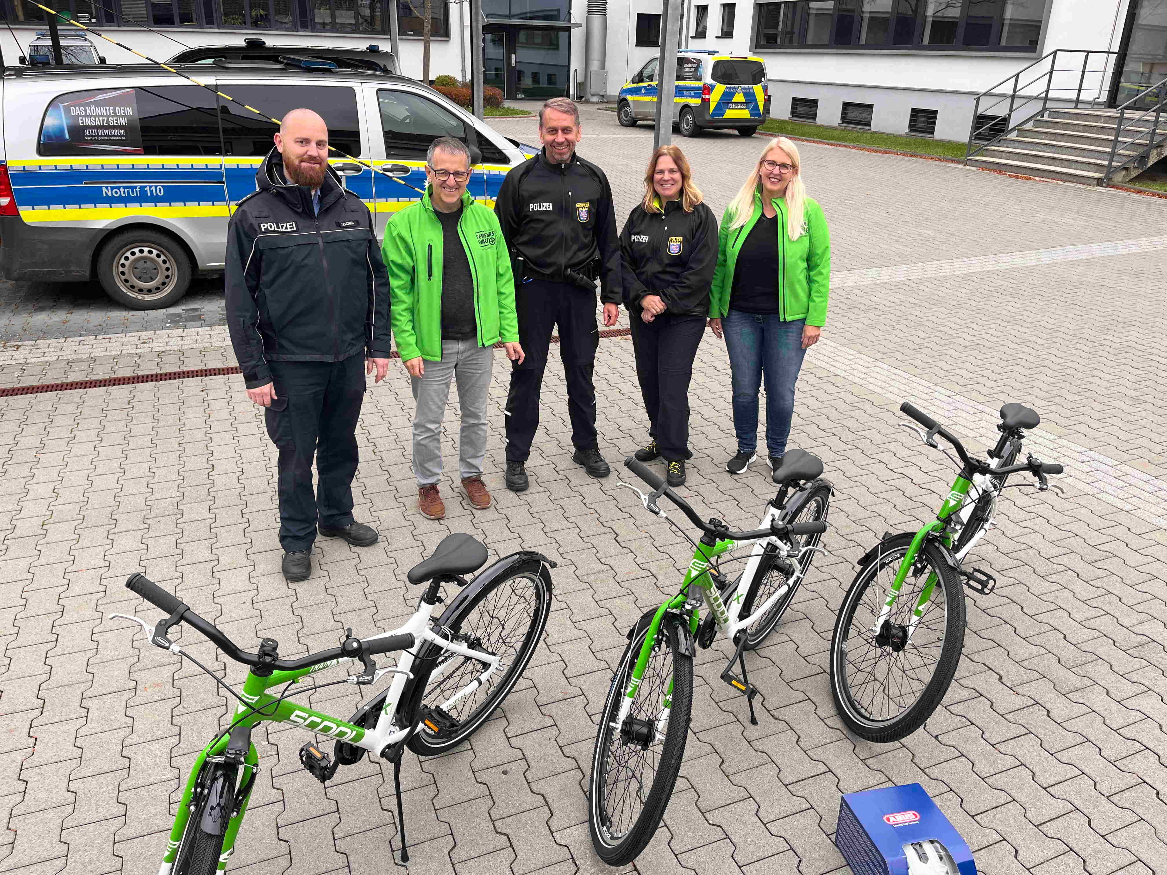 Übergabe der Fahrräder an die Jugendverkehrsschule mit (von links): Polizeihauptkommissar Ralf Schöbel (Leiter Regionaler Verkehrsdienst Vogelsberg), Martin Fischer (Vorsitzender Verkehrswacht Vogelsbergkreis), Hilfspolizeibeamter Dirk Boß (Regionaler Verkehrsdienst Vogelsberg), Polizeioberkommissarin Kerstin Seibert (Regionaler Verkehrsdienst / Jugendverkehrsschule) und Susanne Fischer (Verkehrswacht Vogelsbergkreis).