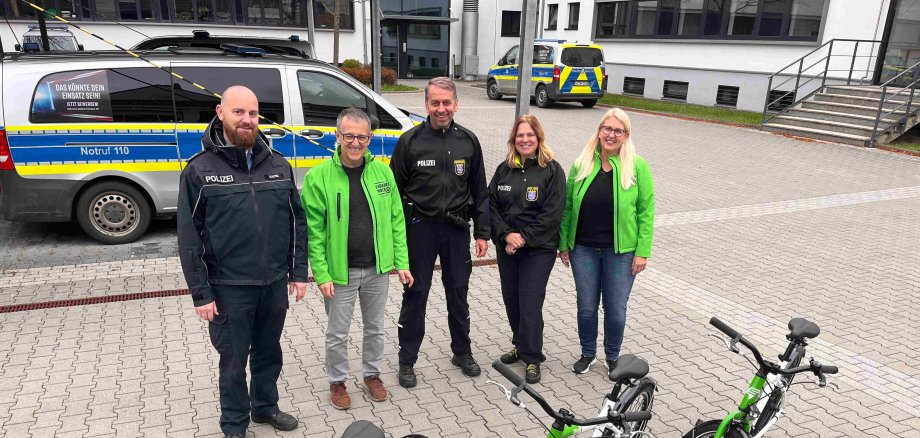 Übergabe der Fahrräder an die Jugendverkehrsschule mit (von links): Polizeihauptkommissar Ralf Schöbel (Leiter Regionaler Verkehrsdienst Vogelsberg), Martin Fischer (Vorsitzender Verkehrswacht Vogelsbergkreis), Hilfspolizeibeamter Dirk Boß (Regionaler Verkehrsdienst Vogelsberg), Polizeioberkommissarin Kerstin Seibert (Regionaler Verkehrsdienst / Jugendverkehrsschule) und Susanne Fischer (Verkehrswacht Vogelsbergkreis).