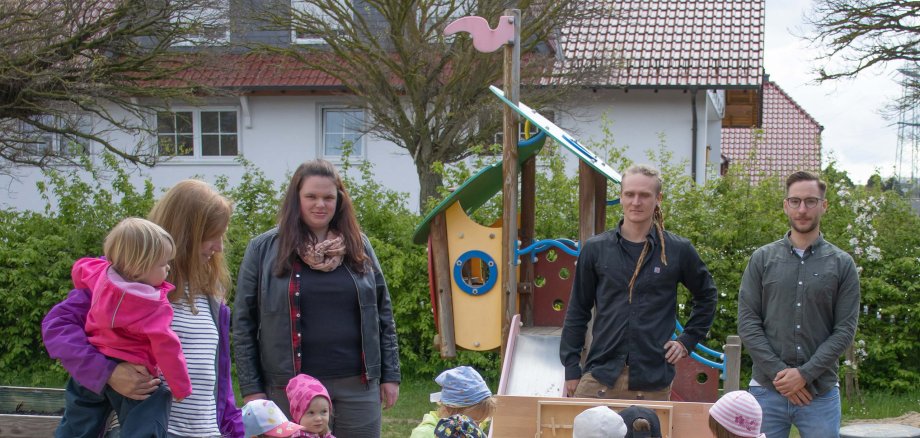 Übergabe einer Werkbank an einen Kindergarten