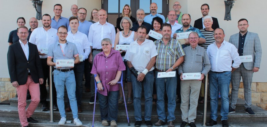 20 Projekte im Vogelsbergkreis werden aus dem Regionalbudget gefördert. Erster Kreisbeigeordneter Dr. Jens Mischak (links) übergab jetzt die entsprechenden Leader-Plaketten, die auf die Förderung hinweisen und an den Objekten angebracht werden sollen. 