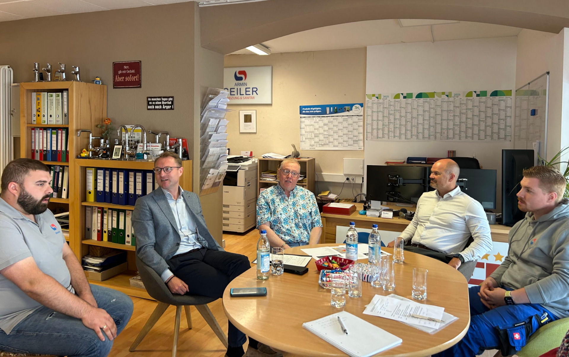 „Wir brauchen unsere soliden Handwerksbetriebe, sie machen die Wirtschaft im Vogelsberg aus“, lobt Landrat Dr. Jens Mischak beim Besuch der Firma Sanitär- und Heizungsbau Armin Seiler. Der Chef (Mitte) hat die Nachfolge geregelt, sein Sohn Sebastian Seiler (rechts) und Kaufmann Marcel Fischbach (links) werden die Firma in die Zukunft führen. Weiterhin am Standort Romrod, das freut natürlich Bürgermeister Hauke Schmehl (Zweiter von rechts).